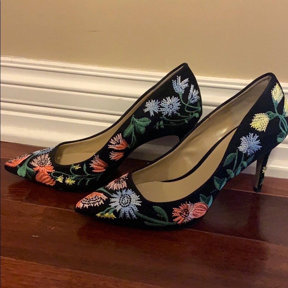 Embroidered Floral Ann Taylor Pumps 9